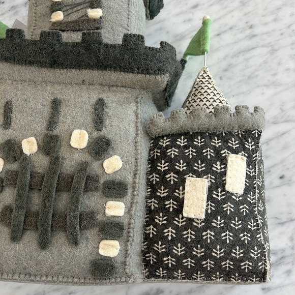 New Fiona Walker Grey Wool 3D Castle Wall Hanging - Picture 4 of 5
